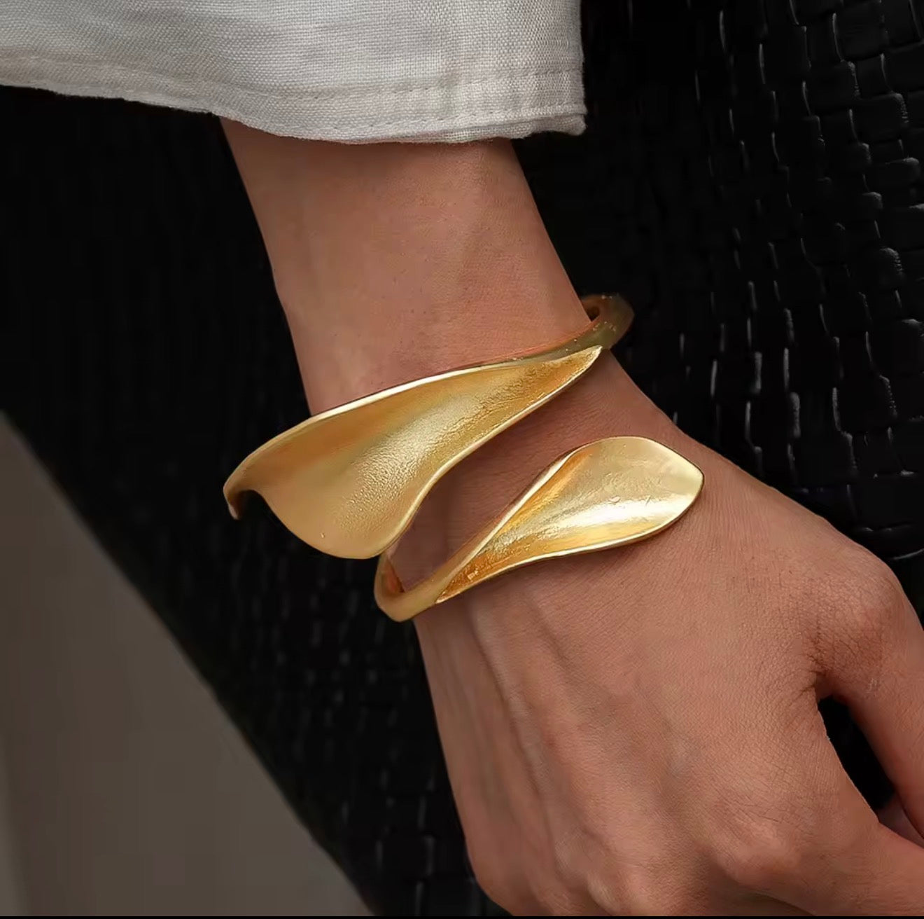 ZADA SCULPTURAL BRACELET