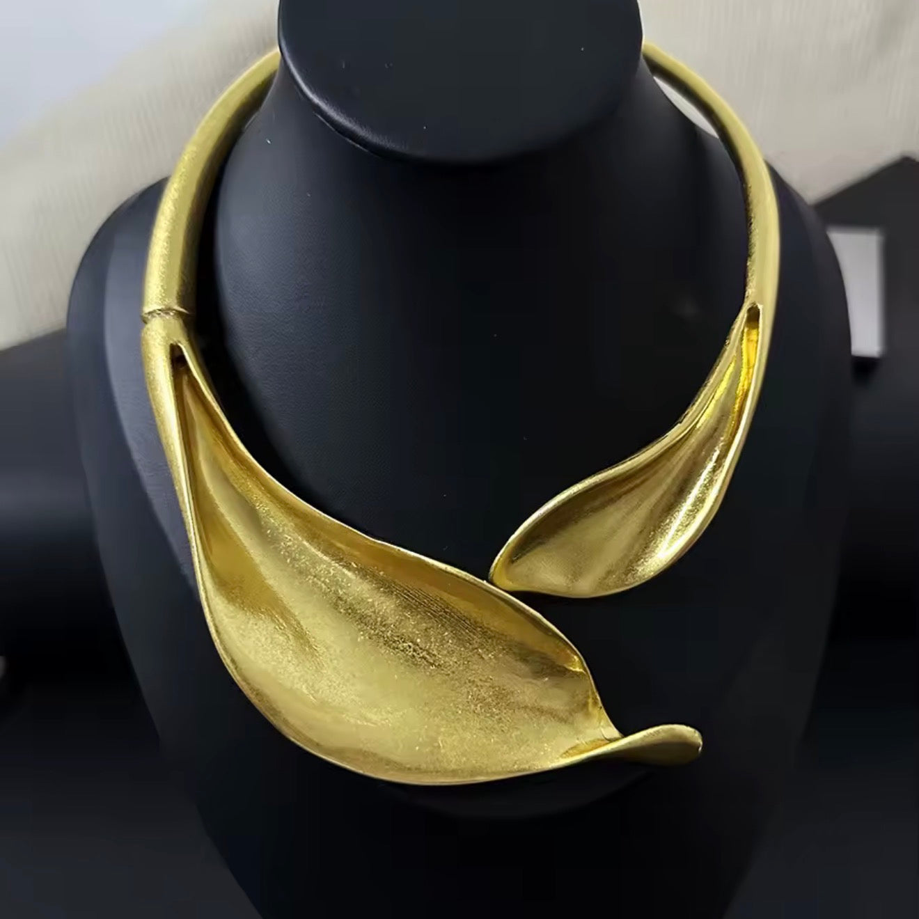 ZADA SCULPTURAL NECKLACE