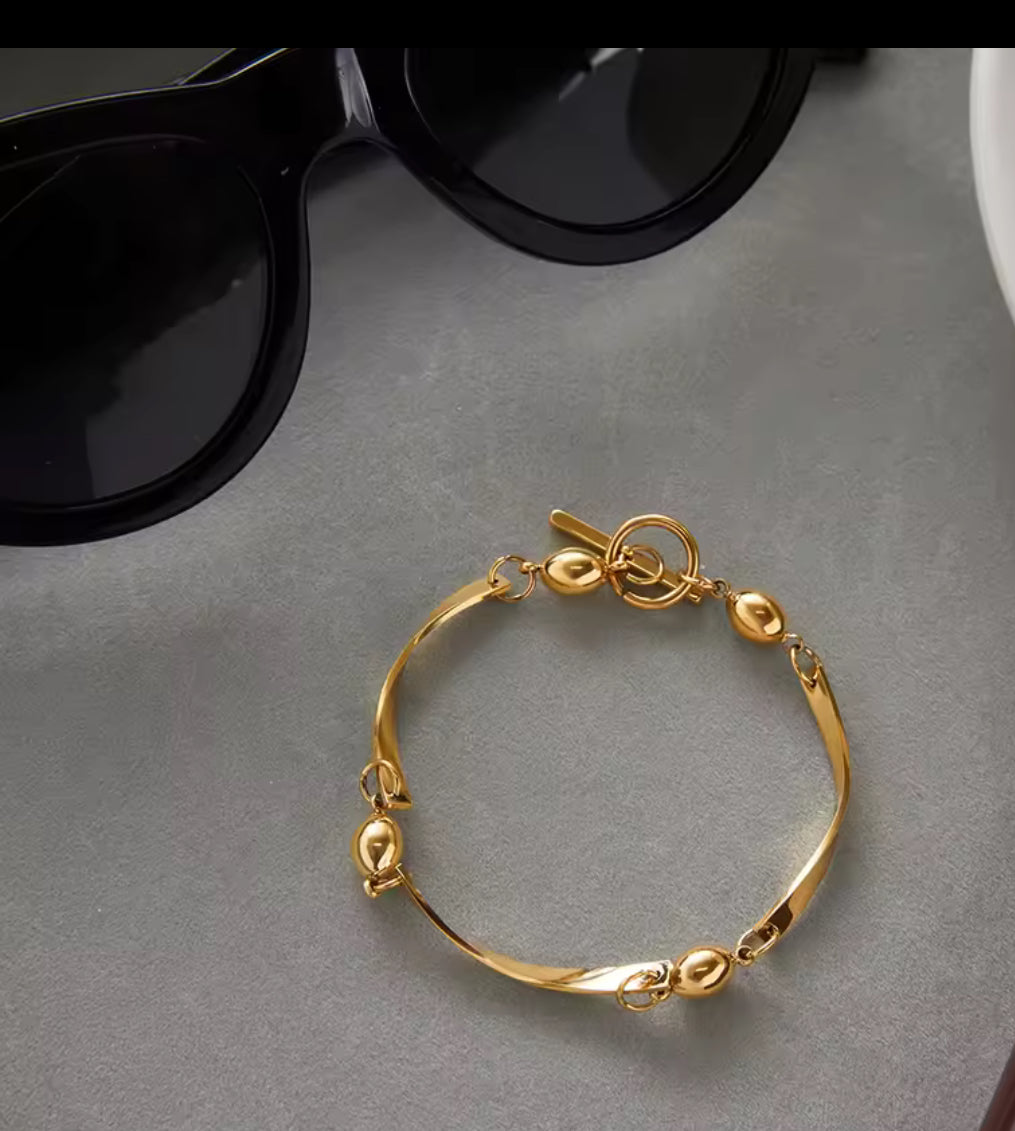 ELARA CURVE BRACELET