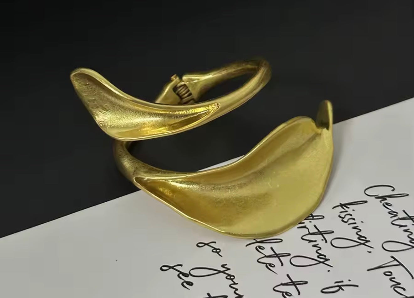 ZADA SCULPTURAL BRACELET