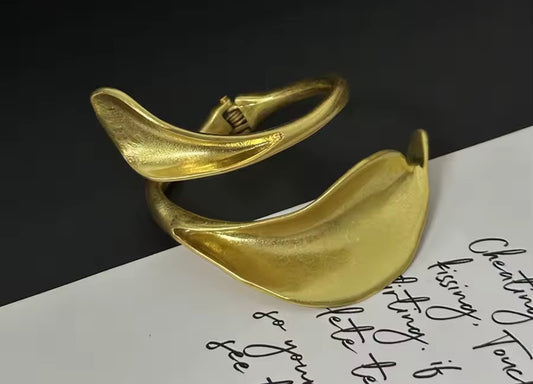 ZADA SCULPTURAL BRACELET