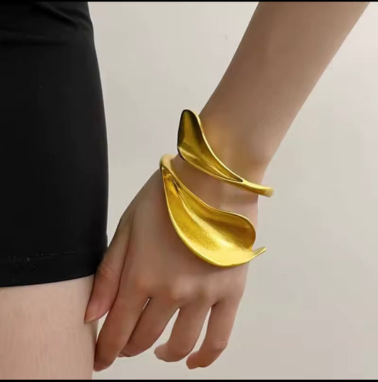 ZADA SCULPTURAL BRACELET