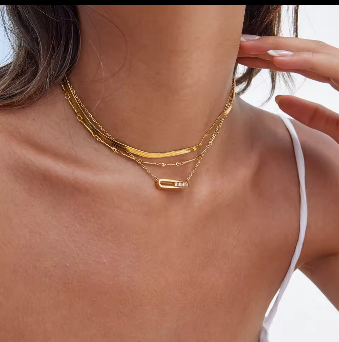 AVERY CRYSTAL BAR NECKLACE
